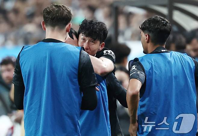 손흥민과 인사하는 양민혁 2025.8.3/뉴스1 ⓒ News1 김민지 기자