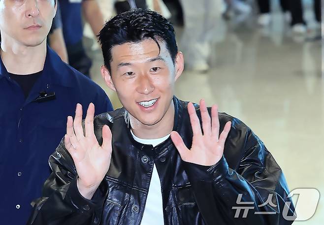 잉글랜드 프리미어 리그(EPL) 토트넘 훗스퍼와의 동행을 마친 손흥민이 5일 오후 인천국제공항을 통해 출국하고 있다. 2025.8.5/뉴스1 ⓒ News1 박정호 기자