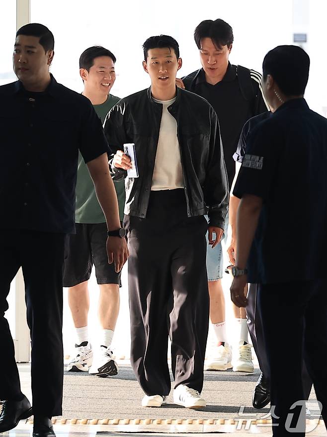 잉글랜드 프리미어 리그(EPL) 토트넘 훗스퍼와의 동행을 마친 손흥민이 5일 오후 인천국제공항을 통해 출국하고 있다. 2025.8.5/뉴스1 ⓒ News1 박정호 기자