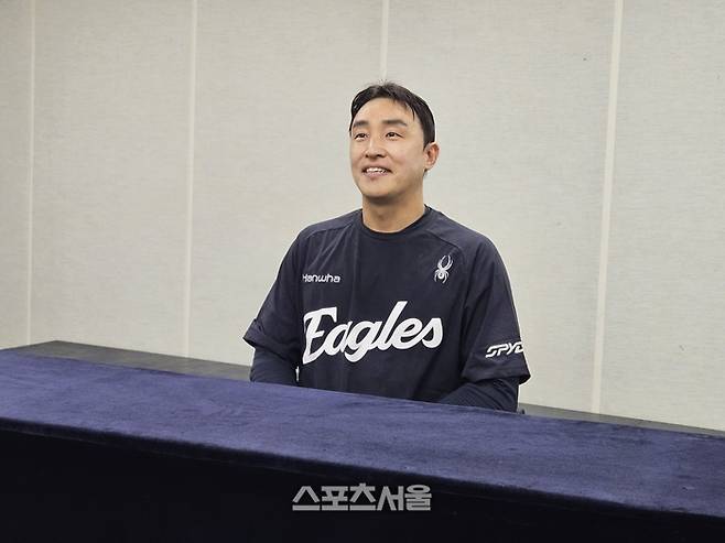 한화 손아섭(오른쪽)이 1일 광주-기아 챔피언스 필드에서 2025 KBO리그 KIA전에 앞서 인터뷰를 하고 있다. 31일 트레이드된 손아섭은 이날 팀에 합류했다. 광주 | 김동영 기자 raining99@sportsseoul.com