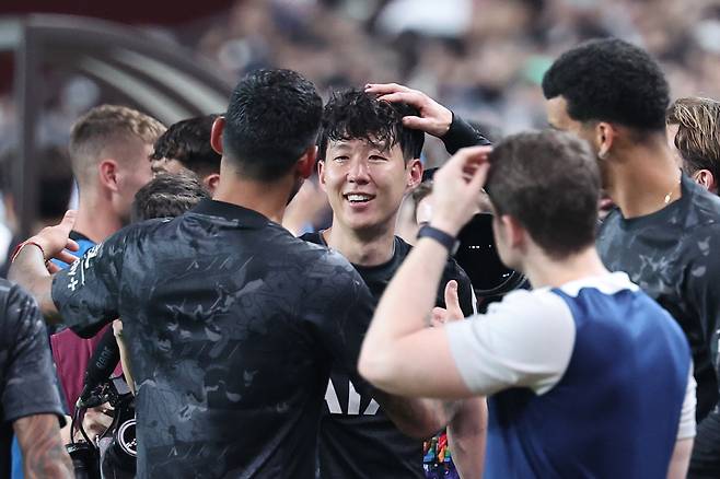 후련함인지 아쉬움인지

    (서울=연합뉴스) 서대연 기자 = 올여름 팀을 떠나기로 한 토트넘 홋스퍼 손흥민이 3일 서울월드컵경기장에서 열린 2025 쿠팡플레이 시리즈 뉴캐슬 유나이티드와의 친선경기에서 교체되며 동료들의 인사를 받고 있다. 2025.8.3