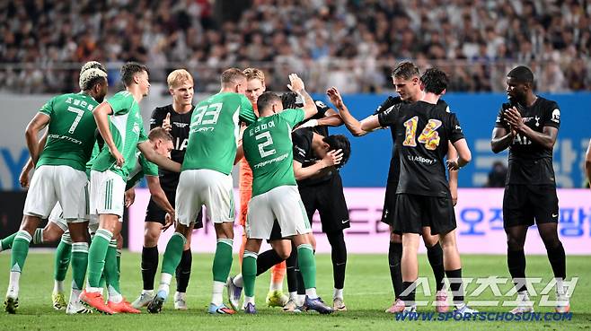 3일 서울월드컵경기장에서 열린 토트넘과 뉴캐슬의 경기, 손흥민이 후반 교체되며 동료들의 배웅을 받고 있다. 상암=허상욱 기자wook@sportschosun.com/2025.08.03/