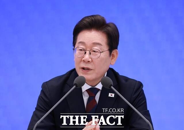 이재명 대통령이 지난달 3일 청와대 영빈관에서 열린 '대통령의 30일, 언론이 묻고 국민에게 답하다' 기자회견에서 취재진 질문에 답하고 있다. /뉴시스