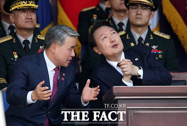 윤석열 대통령이 2022년 10월1일 충남 계룡대에서 열린 건군 제74주년 국군의 날 기념식에서 공중전력 축하비행에 박수 보내며 이종섭 국방부 장관과 대화하고 있다. 2022.10.01. /뉴시스