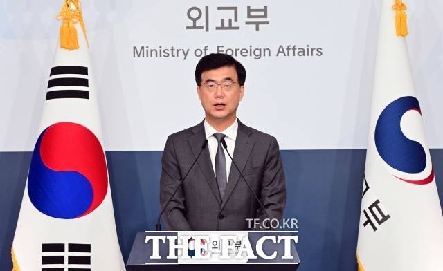 이재웅 외교부 대변인은 5일 조현 외교부 장관이 외신 인터뷰에서 '중국이 동북아에서 이웃 국가들에 다소 문제가 되고 있다'고 언급한 데 대해 "이견이 있더라도 민생 및 역내 안정과 번영에 기여하는 한중 관계를 만들기 위해 지속 노력하겠다는 취지"라고 밝혔다. /임영무 기자