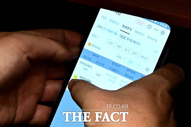 주식 차명거래 의혹에 휩싸인 이춘석 더불어민주당 의원이 "물의를 일으킨 점 진심으로 사과드린다"고 5일 밝혔다. 이 의원이 4일 서울 여의도 국회에서 열린 본회의에서 타인 명의로 개설된 주식 계좌를 확인하는 모습. /남윤호 기자