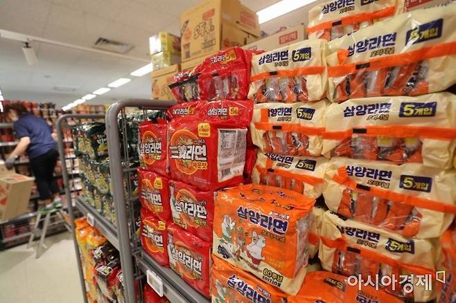 15일 서울 시내 한 대형마트에 라면이 진열돼 있다. 한국 드라마, 영화 등으로 인지도가 상승하면서 라면이 세계적인 인기를 끌고 있다. 업계에 따르면 농심은 신라면의 3분기 누적 해외 매출이 국내 매출을 넘어섰다. 삼양식품은 지난해 전체 매출에서 해외매출 비중이 57%에 달했다. /문호남 기자 munonam@