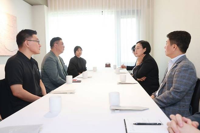 한성숙 중소벤처기업부 장관이 5일 서울 중구 달개비에서 코리아스타트업포럼 관계자들과 간담회를 열고 스타트업계 애로사항 등을 논의하고 있다. 중소벤처기업부