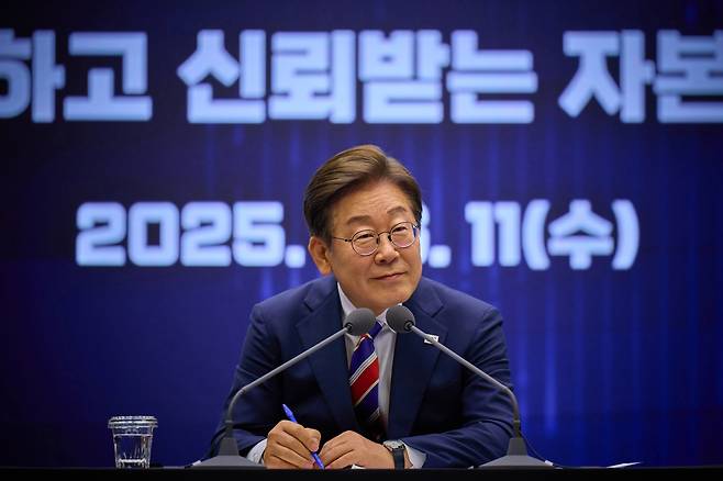 이재명 대통령이 지난 11일 서울 영등포구 한국거래소에서 열린 주식시장 불공정거래 근절을 위한 현장 간담회에서 참석자의 질문을 경청하고 있다. /뉴스1