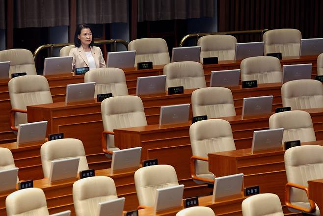이진숙 방송통신위원회 위원장이 4일 오후 서울 여의도 국회에서 열린 제427회 국회(임시회) 제3차 본회의에서 신동욱 국민의힘 의원의 방송 3법 반대 필리버스터(무제한 토론)를 듣고 있다. /뉴시스