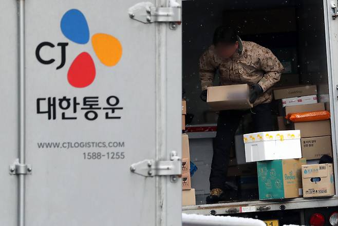 CJ대한통운택배 터미널에서 택배기사들이 배송 준비작업을 하고 있다. /뉴스1