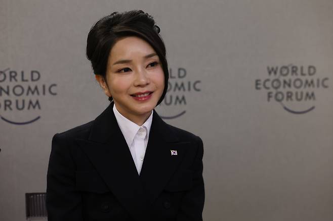 윤석열 전 대통령 배우자 김건희 여사가 2023년 1월 18일 스위스 다보스에서 2023년 세계경제포럼(다보스포럼) 연차총회를 계기로 열린 '예술가 리더' 행사에 초청을 받아 예술가들과 대화를 나누고 있다. /뉴스1