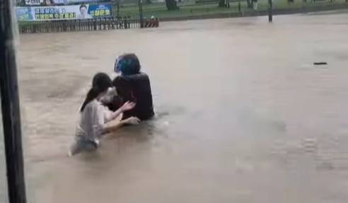광주에 하루동안 400㎜가 넘는 폭우가 쏟아진 지난달 17일 허리까지 차오른 물살을 뚫고 음식 배달에 나선 배달 기사의 모습./인스타그램