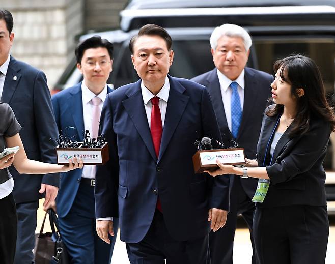 12·3 비상계엄과 관련해 특검의 수사를 받는 윤석열 전 대통령이 두 번째 구속 전 피의자심문(영장실질심사)를 받기 위해 지난달 9일 오후 서울 서초구 중앙지방법원으로 출석하고 있다. /사진공동취재단