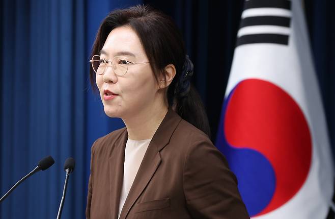 강유정 대통령실 대변인이 5일 서울 용산 대통령실 청사에서 국민임명식 초청장 전달 관련 브리핑을 하고 있다. /뉴스1