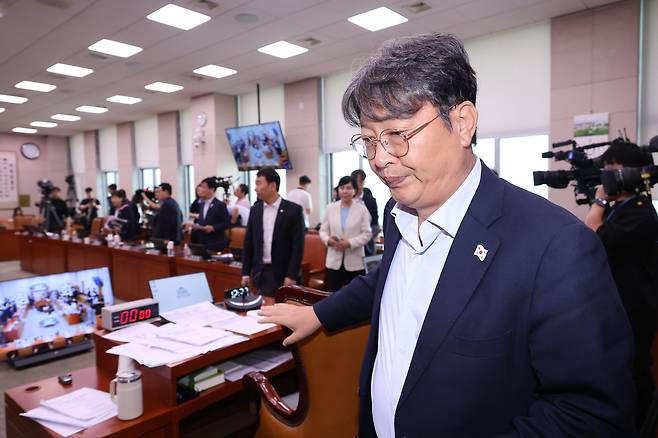 지난 1일 서울 여의도 국회에서 방송 3법, 노란봉투법, 상법 등 을 심의, 의결하기 위해 열린 법제사법위원회 전체회의가 정회 되자 이춘석 위원장이 자리를 나서고 있다./연합뉴스