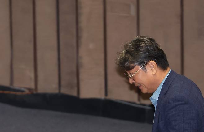 차명 주식거래 의혹을 받는 더불어민주당 이춘석 의원이 5일 국회 본회의에서 방송법 일부개정법률안 관련 필리버스터 종결 동의를 표결하는 투표를 한 뒤 밖으로 나서고 있다./연합뉴스