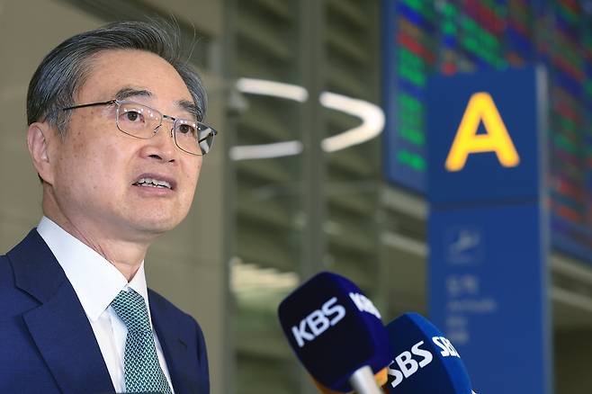 미국 방문을 마친 조현 외교부 장관이 지난 3일 오후 인천국제공항 2터미널을 통해 귀국해 취재진의 질문에 답하고 있다. /뉴스1