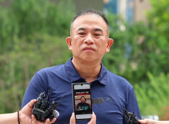 공천개입 의혹을 받는 정치 브로커 명태균씨가 31일 뇌물공여 혐의 피의자 신분으로 조사를 받기 위해 서울 종로구에 위치한 김건희 특검 사무실로 출석하며 핸드폰을 들어 보이고 있다. 연합뉴스