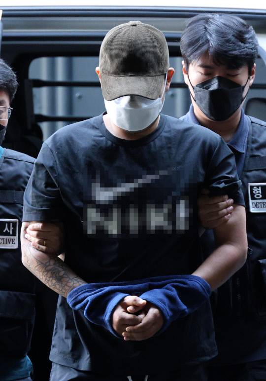 5일 오전 대전 교제살인 사건 피의자 A(20대)씨가 입원 중이던 병원에서 퇴원하면서 경찰에 체포돼 대전서부경찰서로 들어서고 있다. 연합뉴스