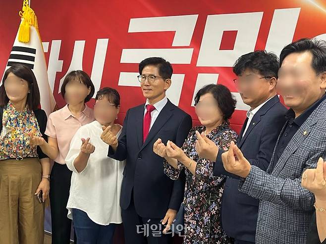 김문수 국민의힘 당대표 후보가 4일 오후 대전광역시당 당원들과 사진 촬영을 하고 있다. ⓒ데일리안 김수현 기자