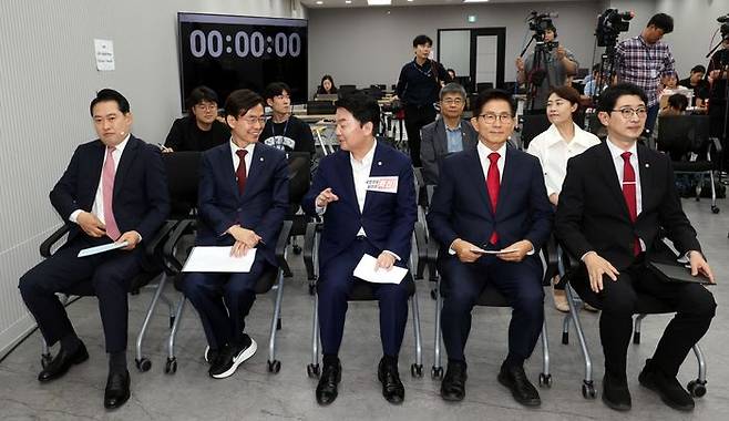 주진우·김문수·안철수·조경태·장동혁 국민의힘 당대표 후보(오른쪽부터)가 지난 3일 오후 서울 여의도 국민의힘 중앙당사에서 열린 제6차 전당대회 당대표 후보자 비전대회에서 발표 준비를 하고 있다. ⓒ뉴시스