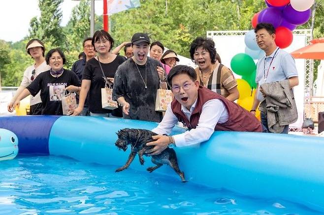 댕댕이 물놀이장에서 반려견과 시간을 보내는 박강수 마포구청장ⓒ마포구 제공