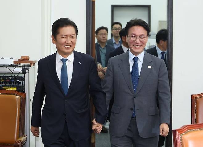 김민석 국무총리가 5일 국회 더불어민주당 대표실을 예방, 정청래 대표와 함께 손을 잡고 회의실로 입장하고 있다. ⓒ뉴시스