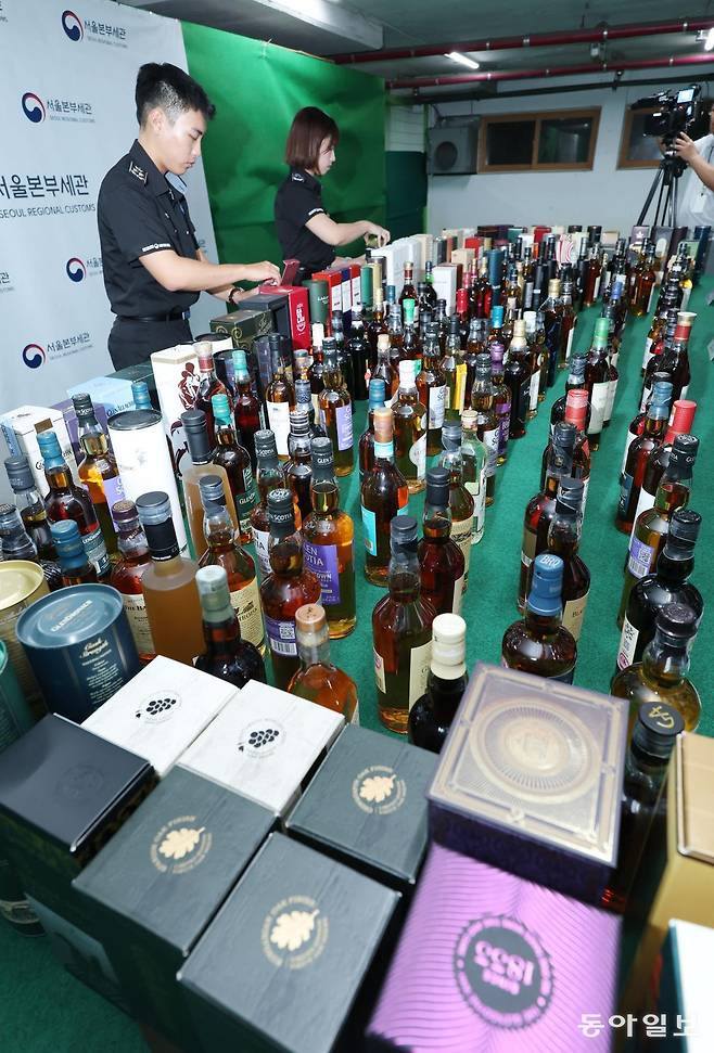 관세청 서울세관본부 지하 창고에 보관중인 밀반입 위스키들. 신원건 기자 laputa@donga.com