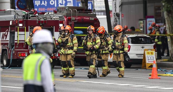 27일 서울 서초구 교대역 인근에서 발생한 도시가스 유출 사고 현장에서 소방대원들이 조사를 하고 있다. 2025.06.27. 뉴시스