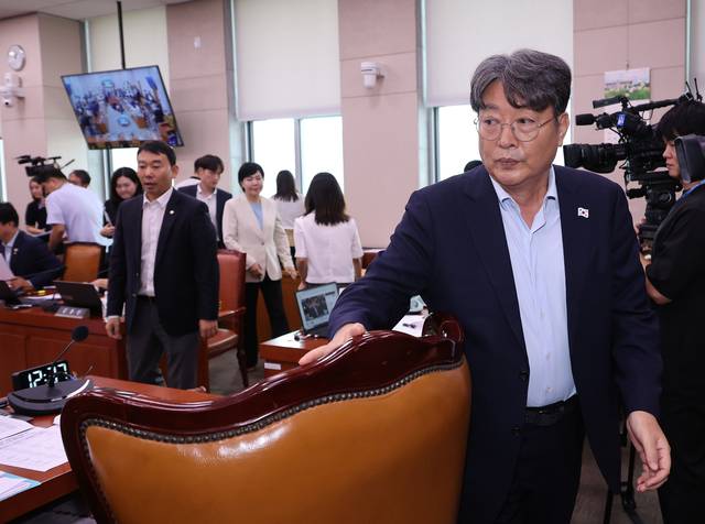 지난 8월1일 국회에서 방송 3법·노란봉투법·상법 등 을 심의, 의결하기 위해 열린 법제사법위원회 전체회의가 정회 되자 이춘석 위원장이 자리를 나서고 있다.<연합뉴스>