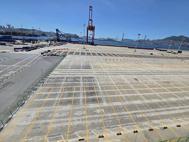 북항재개발 2단계 예정지인 자성대부두 내 임시 화물차 주차장 전경. 부산항만공사 제공