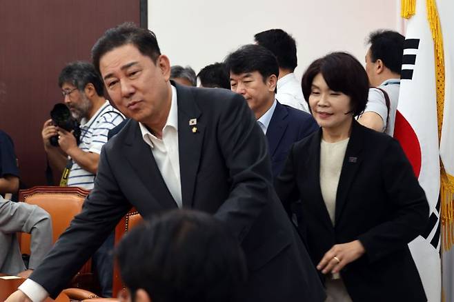 더불어민주당 김병기 원내대표와 한정애 신임 정책위의장이 가 5일 국회에서 열린 원내대책회의에 참석하고 있다. 사진=서동일 기자
