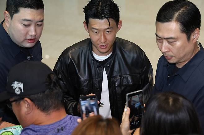 토트넘과의 결별 소식을 전한 손흥민이 5일 인천 영종도 인천국제공항 2터미널 출국장으로 향하며 팬에게 사인하고 있다. 손흥민은 미국프로축구(MLS) 로스앤젤레스FC(LAFC) 입단이 유력한 것으로 알려졌다.뉴스1