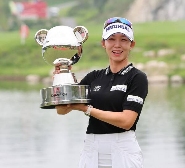 2025년 한국여자프로골프(KLPGA) 투어 상반기 마지막 대회이자, 올해 신설 대회인 오로라월드 레이디스 챔피언십 우승을 차지한 배소현 프로가 우승 트로피를 들고 기념 촬영하는 모습이다. 사진제공=KLPGA