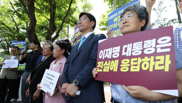 베트남전쟁 문제의 정의로운 해결을 위한 시민사회 네트워크 관계자들과 학살 생존자 응우옌티탄(앞줄 오른쪽 셋째, 넷째 동명이인)이 지난 6월23일 오전 서울 용산구 대통령실 앞에서 ‘이재명 대통령에게 요구하는 베트남전 민간인학살 등 인권침해 진실규명 촉구 1만 시민 청원’을 제출하고 대통령실과 면담한 뒤 브리핑을 하고 있다. 김영원 기자 forever@hani.co.kr