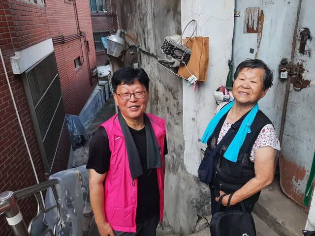 서울 종로구 교남동에 사는 김정민(58·왼쪽)씨와 50년 넘게 같은 동네에 살고 있는 이웃인 김복례(82)씨.