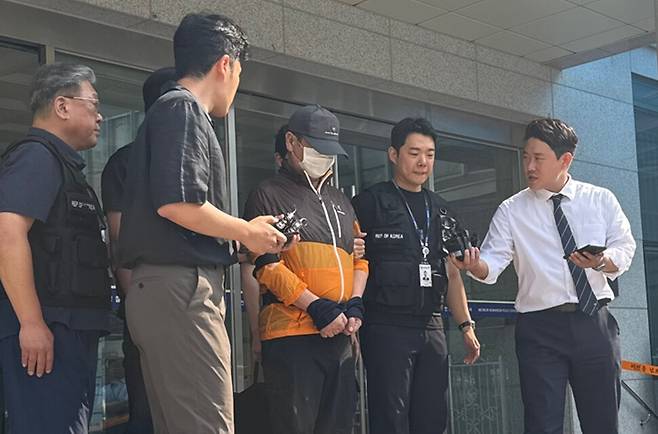 사제 총기 살해 사건 피의자 조아무개씨(62)가 지난달 30일 검찰로 송치되고 있다. 이승욱기자