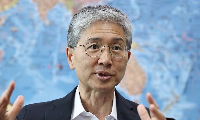 김정섭 세종연구소 수석연구위원이 지난달 31일 서울 종로구 세종연구소 연구실에서 주한미군의 역할과 전시작전권 등에 대해 견해를 밝히고 있다. 윤운식 선임기자 yws@hani.co.kr