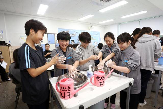 LG생활건강이 1월 서울 양천구 신남중학교에서 연 ‘빌려쓰는 지구스쿨’에 참석한 학생들이 손 씻기 수업을 받고 있다. LG생활건강 제공
