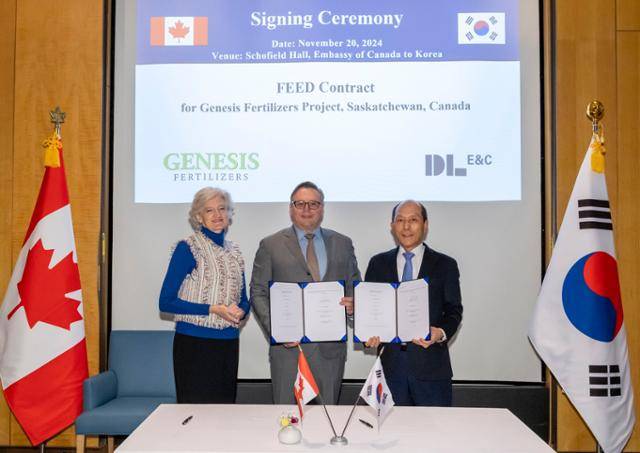 타마라 모휘니(왼쪽부터) 주한 캐나다 대사, 제이슨 만 제네시스 퍼틸라이저스 대표, 유재호 DL이앤씨 플랜트사업본부장이 지난해 11월 20일 서울 주한캐나다대사관에서 비료 공장 사업을 위한 계약을 체결했다. DL이앤씨 제공