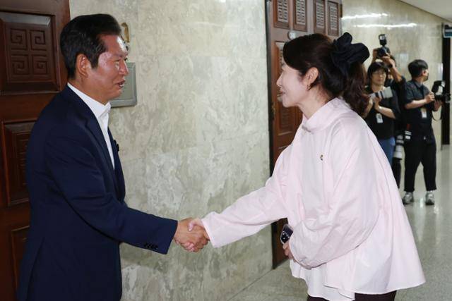 6월 24일 강선우 당시 여성가족부 장관 후보자가 서울 여의도 국회에서 열린 더불어민주당 의원총회에 참석해 당시 당대표 후보였던 정청래 의원과 악수하고 있다. 연합뉴스