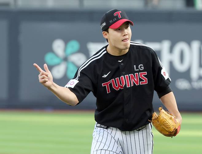 26일 오후 수원 KT위즈파크에서 열린 2025 프로야구 LG와 KT 경기. LG 선발 임찬규가 1회 KT 장성우를 병살타로 처리하고 기뻐하고 있다. 수원=정시종 기자&nbsp;