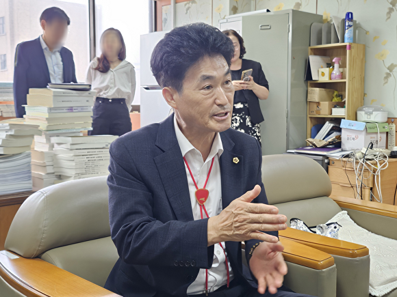 이양섭 충북도의회 의장이 5일 도의회 기자실에서 신청사 보강 공사 조치 사항과 향후 청사 관리 계획을 밝히고 있다. [사진=표윤지 기자]