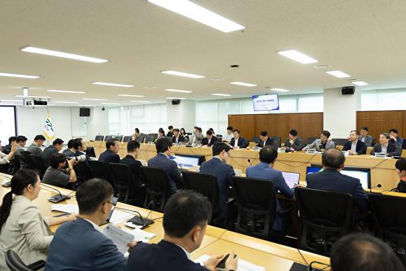 5일 경기도청 율곡홀에서 김동연 경기도지사가 경기도 현안대책회의를 주재하고 있다. [사진=경기도]