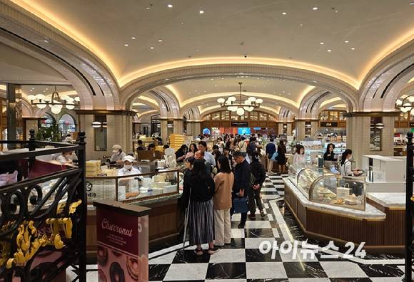신세계백화점 강남점 '하우스 오브 신세계'가 방문객들로 북적이고 있다. [사진=아이뉴스24 DB]