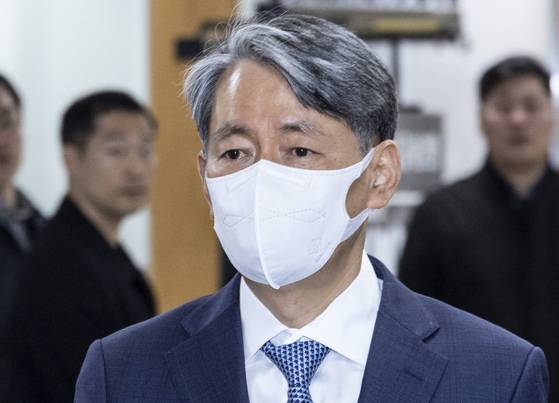 조지호 경찰청장이 지난 4월 서울 서초구 서울중앙지법에서 열리는 자신의 내란중요임무종사 등 혐의 공판에 출석하고 있다. 연합뉴스