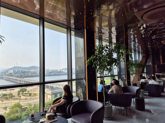 서울 반포동 ‘래미안 원베일리’ 아파트에는 공공개방시설로 한강 뷰를 볼 수 있는 카페가 있다. 이를 포함해 누구나 사용할 수 있는 14개의 공공개방시설이 있다. 한은화 기자