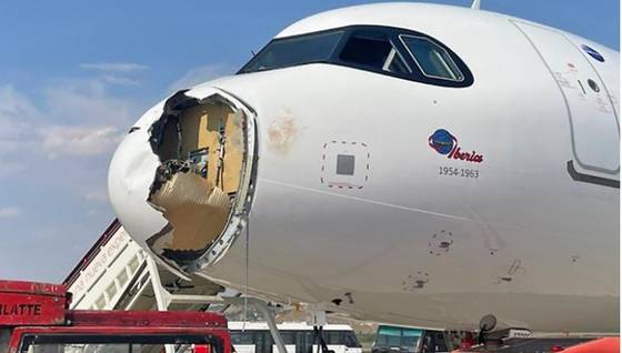 3일(현지시간) 스페인 마드리드에서 출발해 프랑스 파리로 가던 이베리아 항공 여객기가 조류 충돌로 망가진 채 회항한 모습. 엑스 캡처