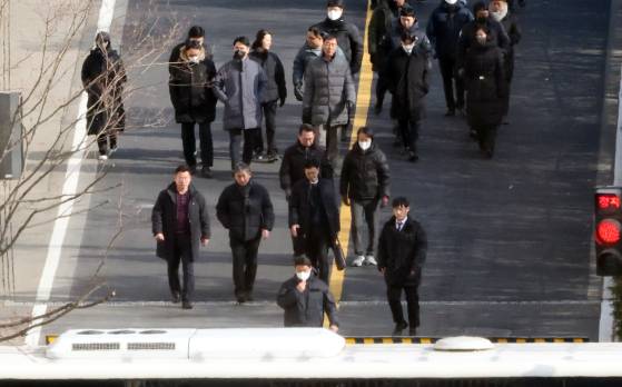고위공직자범죄수사처가 윤석열 전 대통령의 체포영장 집행에 나선 지난 1월 3일 서울 용산구 한남동 대통령 관저 경내에서 공수처 수사관 등이 내려오고 있다. 연합뉴스